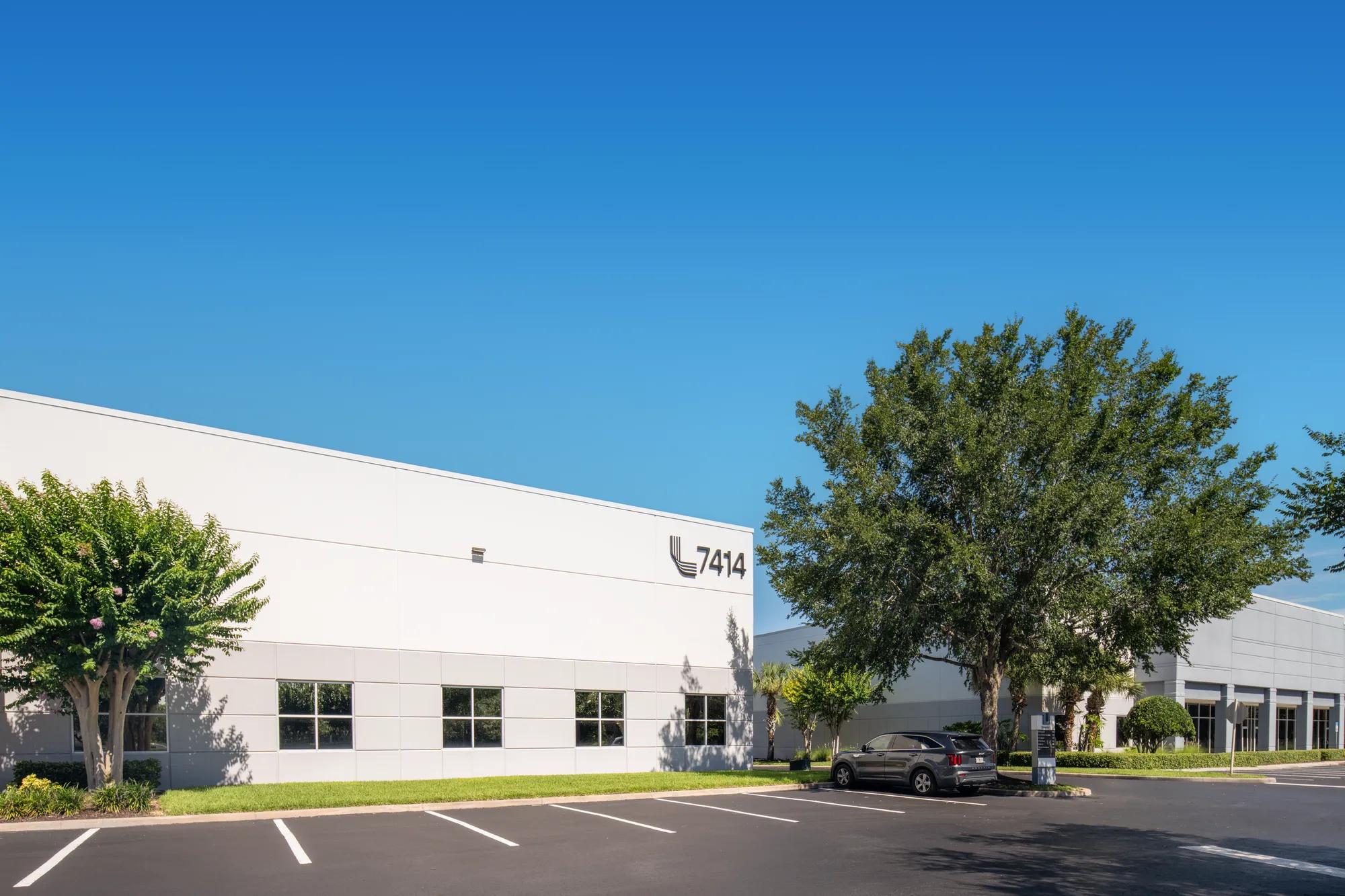 7414 Kingspointe Pkwy, Orlando, FL 32819, 3-800