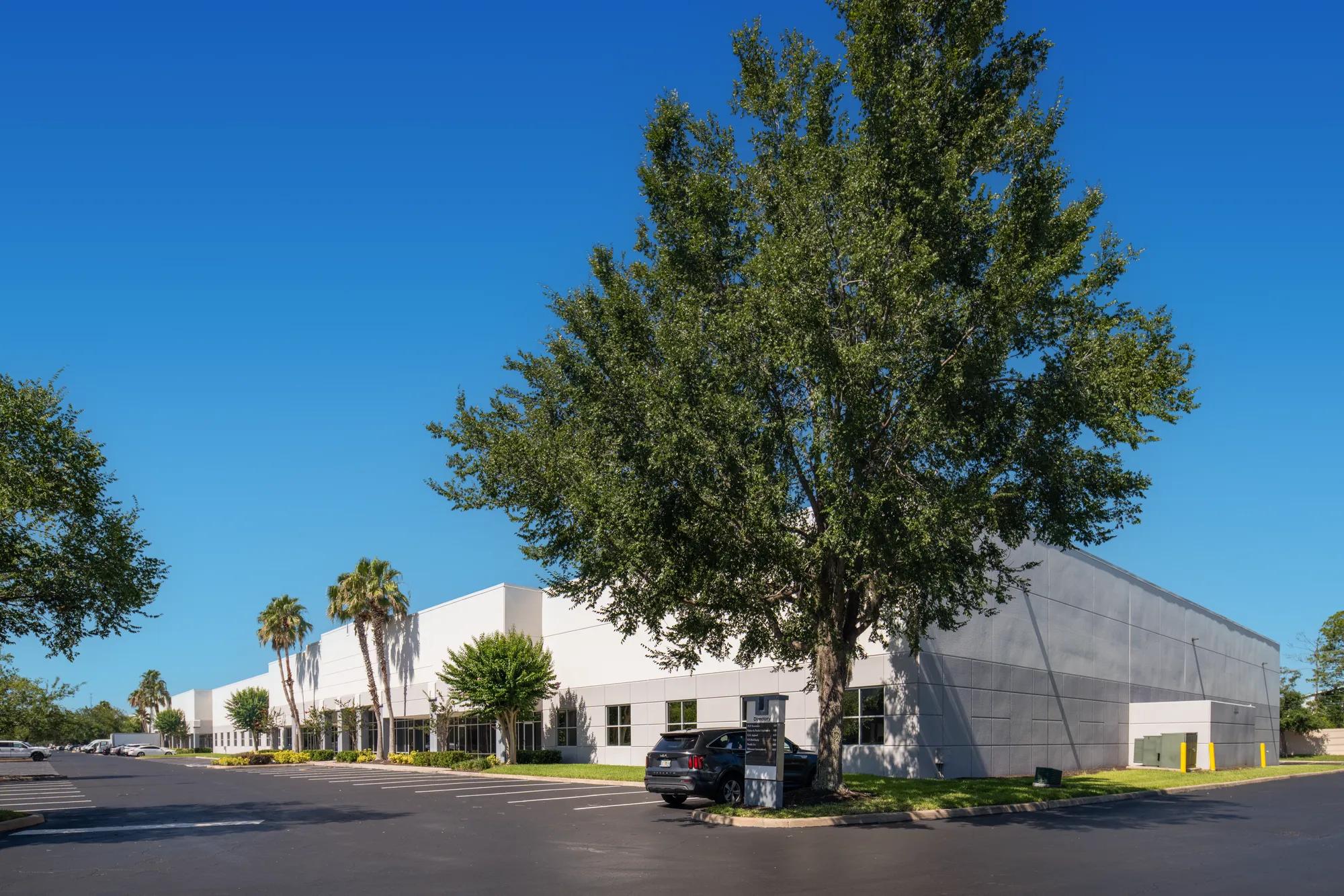 7414 Kingspointe Pkwy, Orlando, FL 32819, 3-800
