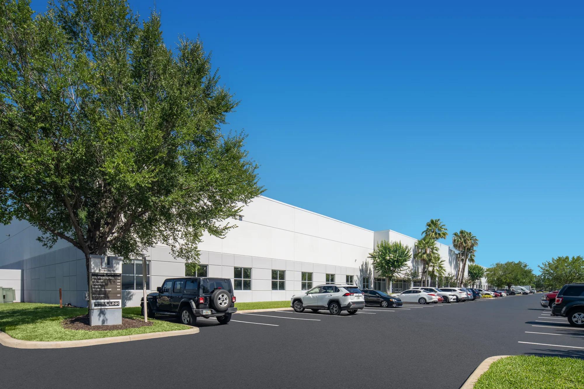 7414 Kingspointe Pkwy, Orlando, FL 32819, 3-800