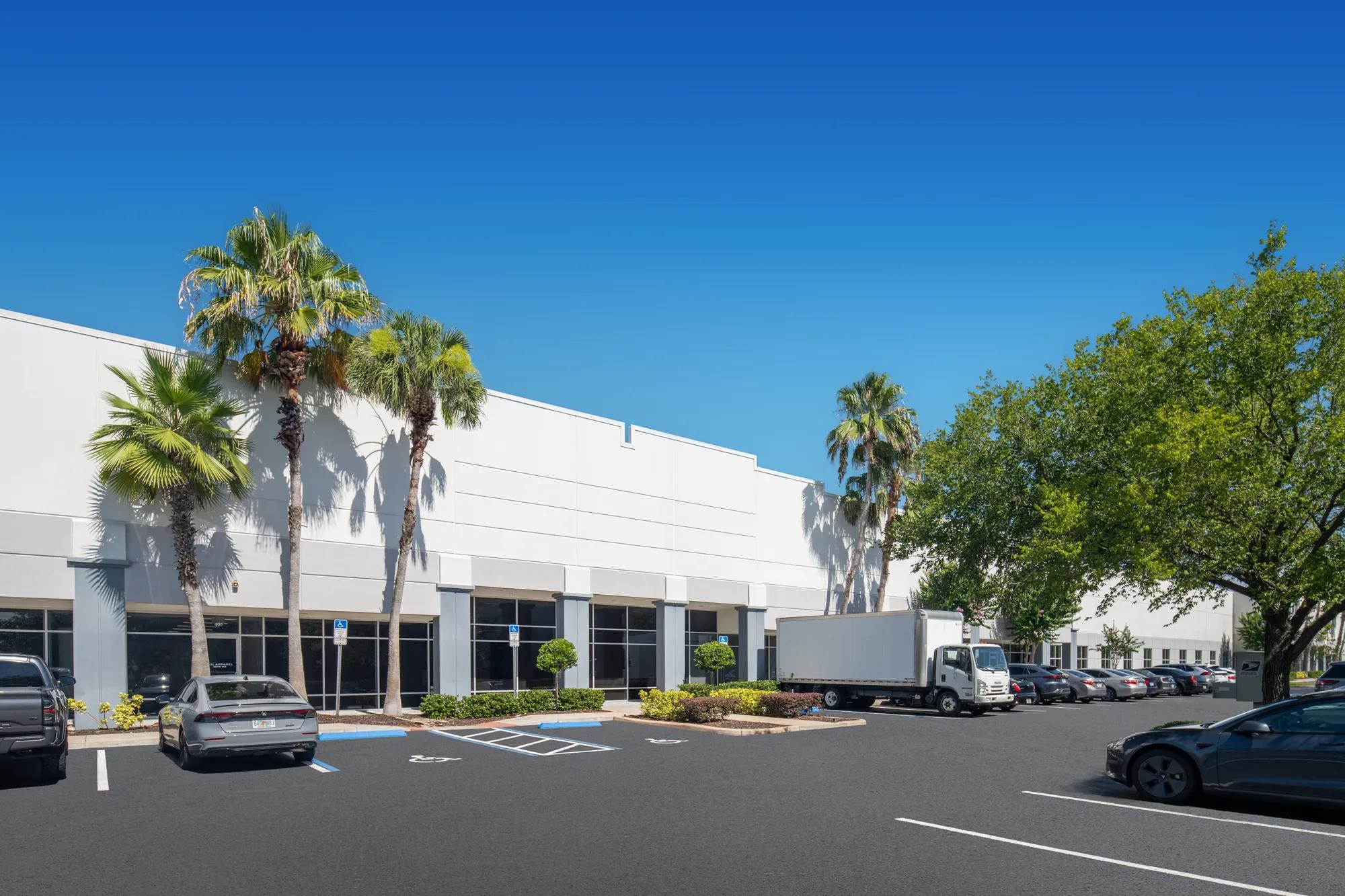 7414 Kingspointe Pkwy, Orlando, FL 32819, 3-800
