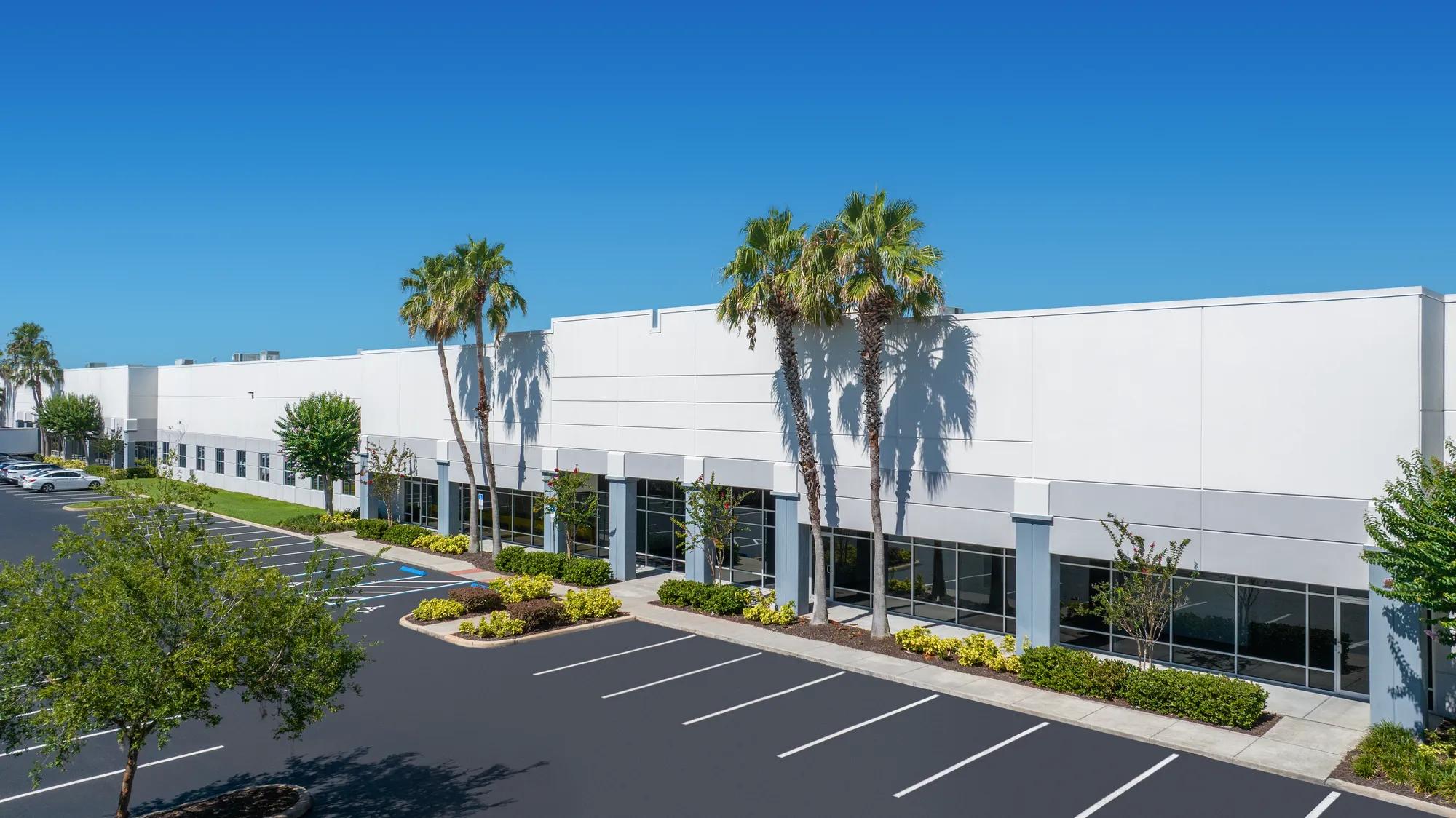 7414 Kingspointe Pkwy, Orlando, FL 32819, 3-800