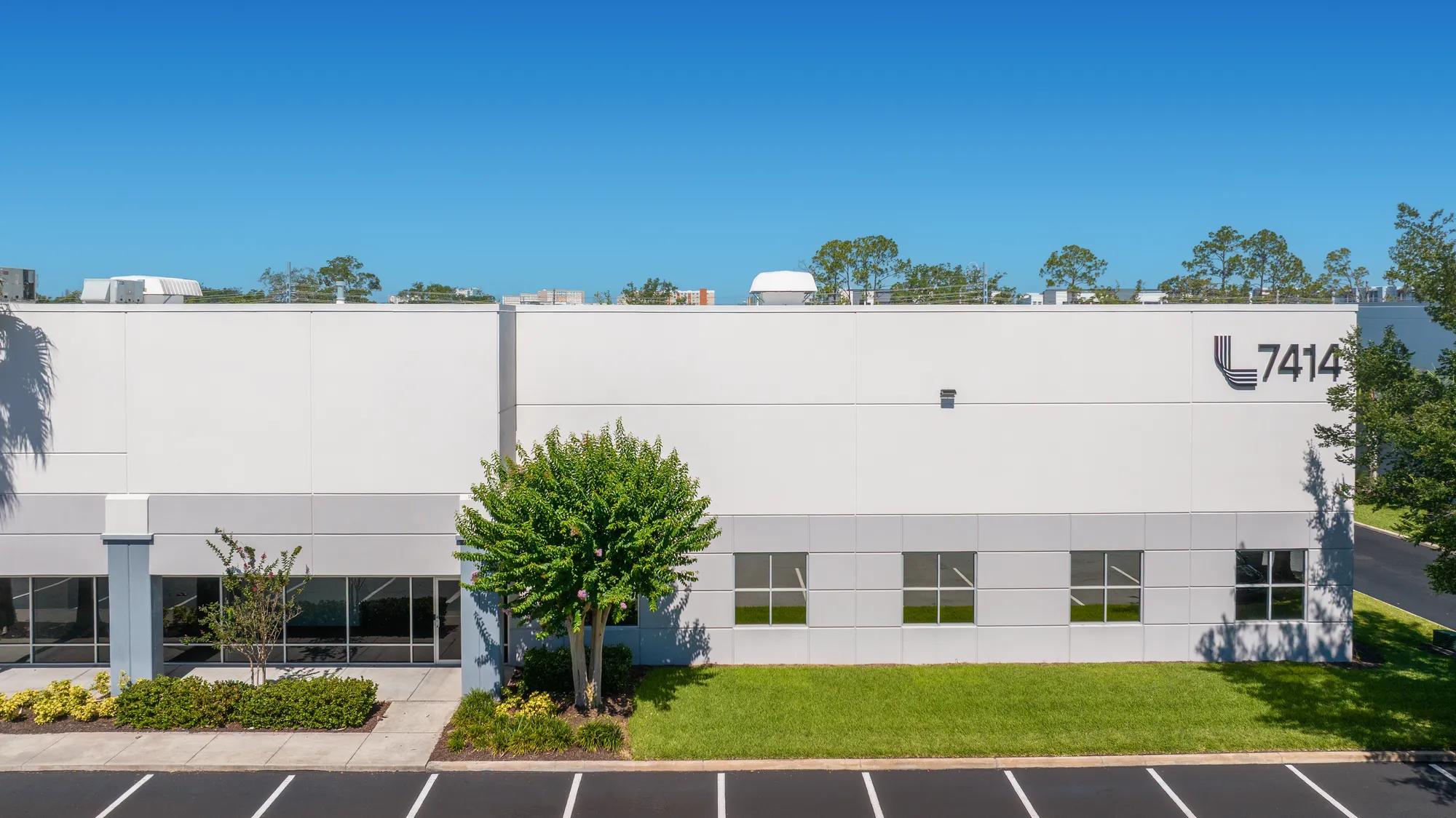 7414 Kingspointe Pkwy, Orlando, FL 32819, 3-800