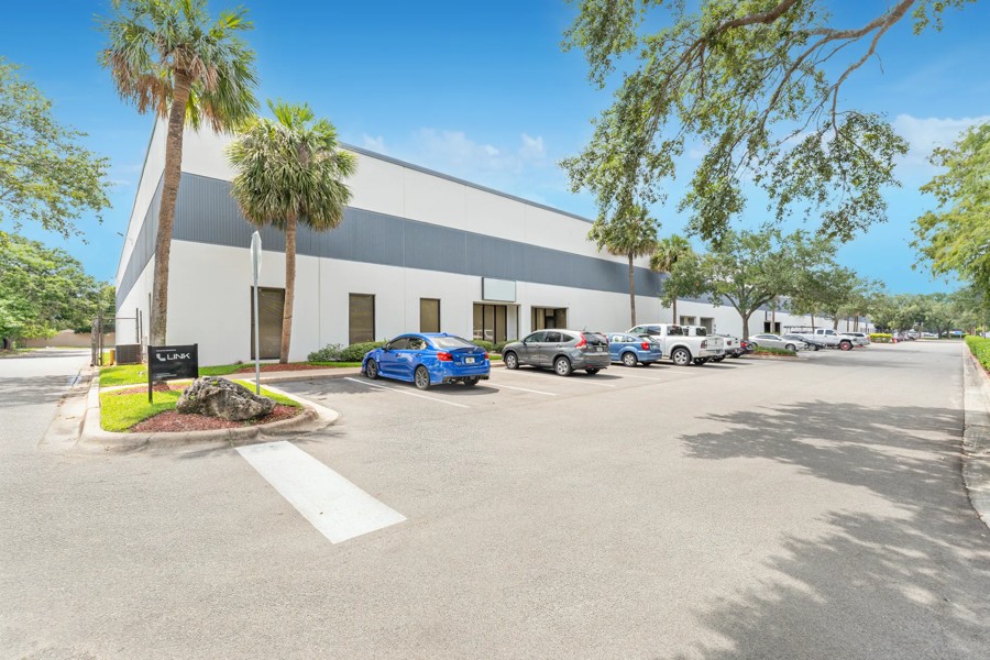7600 Kingspointe Parkway, Orlando, FL 32819, 00107