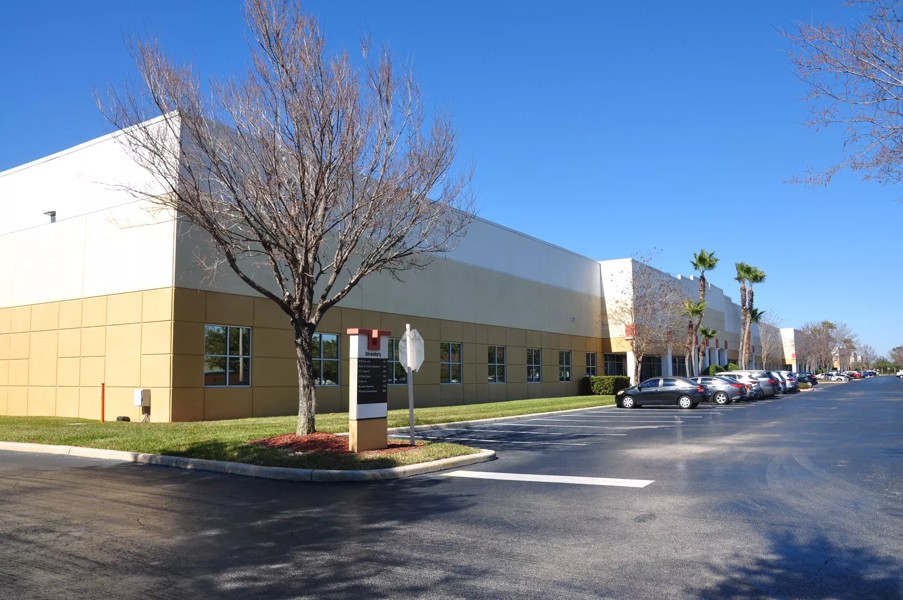 7414 Kingspointe Pkwy, Orlando, FL 32819, 3-800